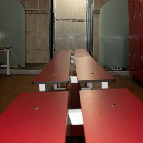 Bancos rojos en zona de cambiadores