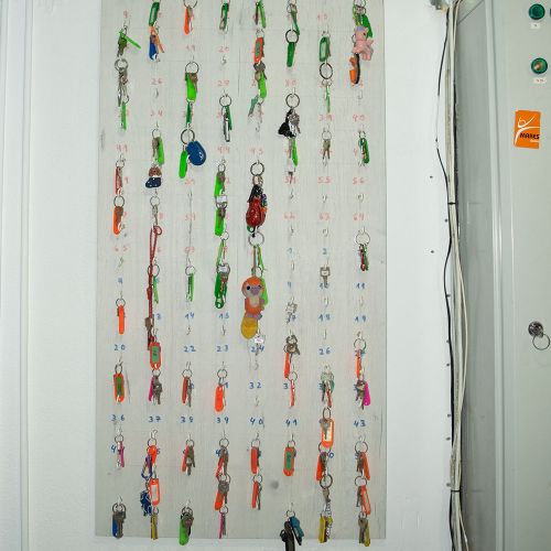 Caja abierta con llaves de salas