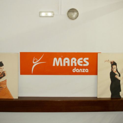 Cartel de entrada con logotipo