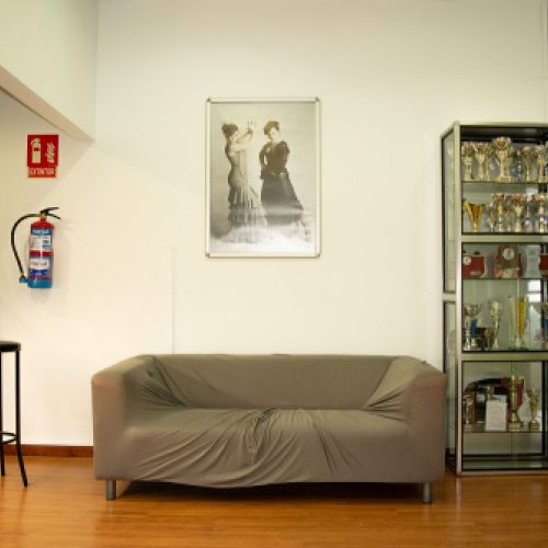 Hall de entrada con recepción a la izquierda y sofá