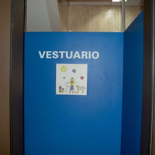 Puerta de acceso a vestuario de niños