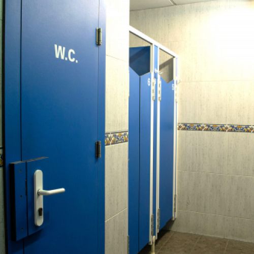Puertas de acceso a baños