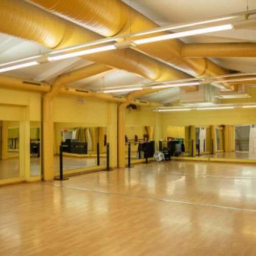 Sala grande de espejos con paredes amarillas