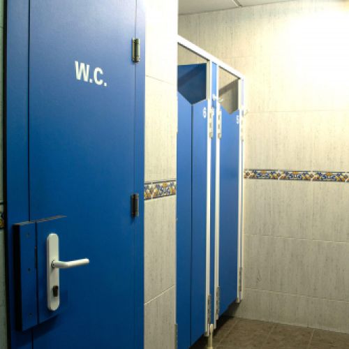 Puertas de acceso a baños