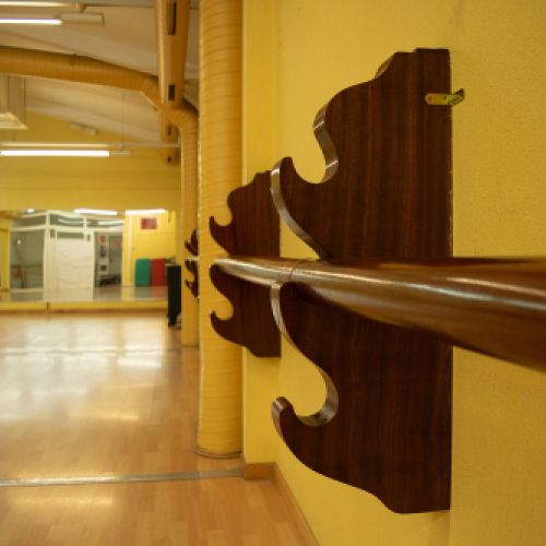 Barra de ballet en sala de espejos