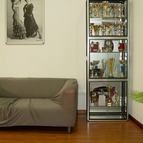 Zona de entrada con sofá y máquina expendedora