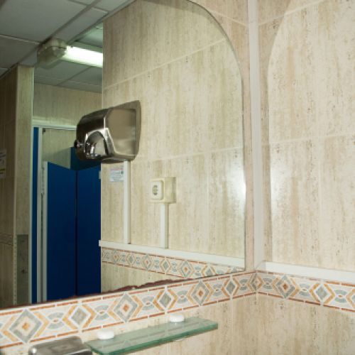 Lavabo y espejo en baño